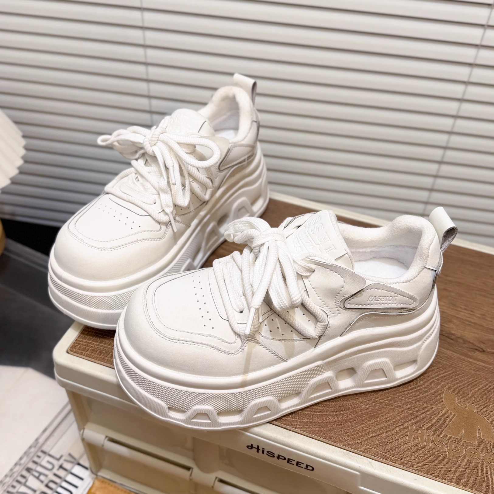 日本OFFCAT真皮松糕厚底加绒小白鞋女2025冬季新款时尚百搭休闲鞋