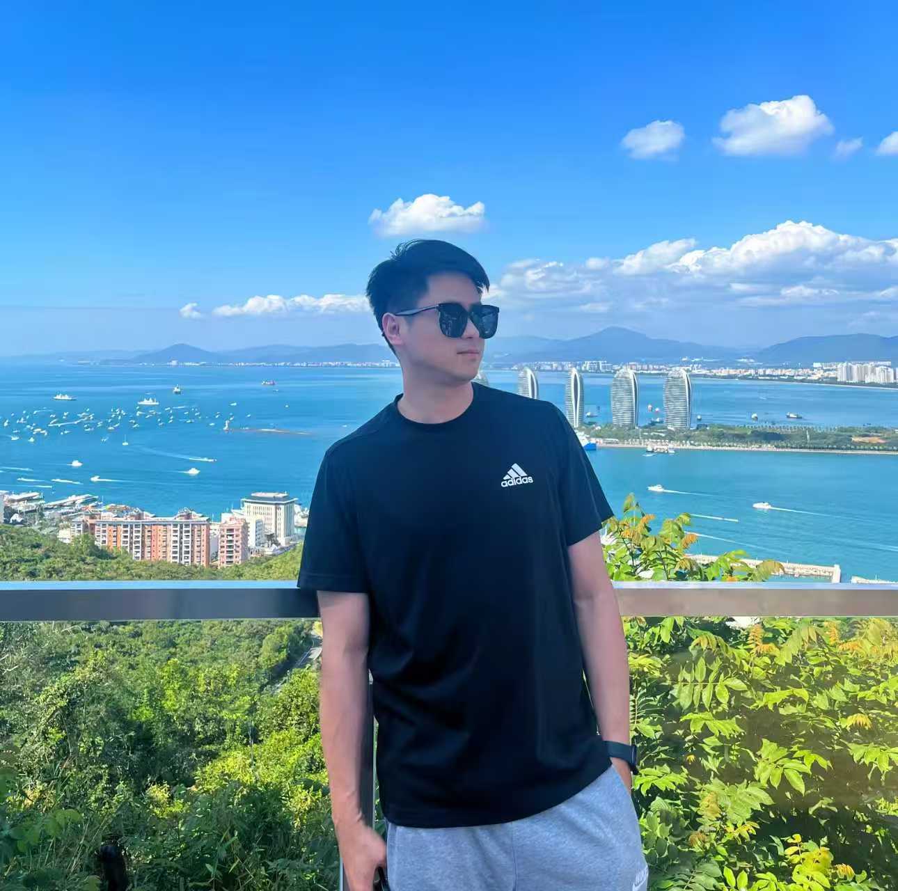 Adidas男子速干舒适透气圆领T恤