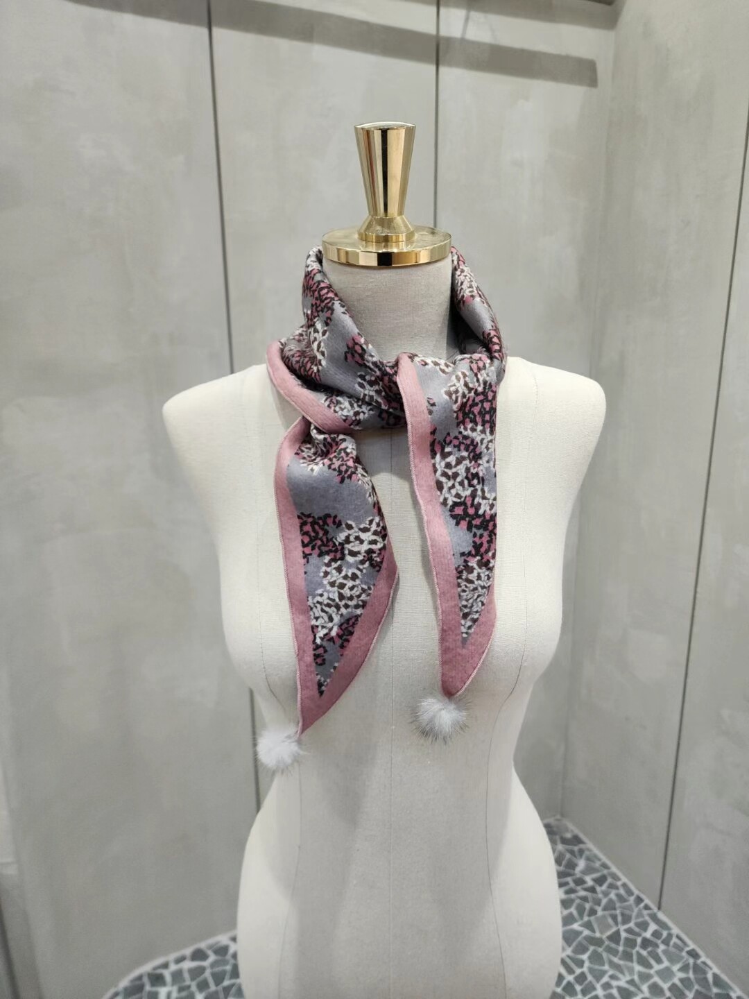 韩国东大门代购X围巾女冬季新款复古碎花气质丝巾方巾球球百搭