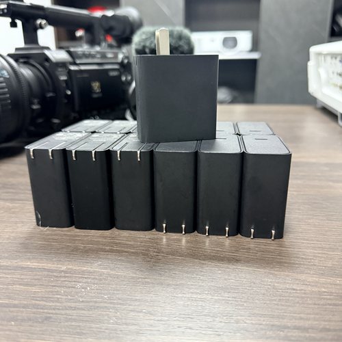 某联代工厂65W充电器有小刮擦