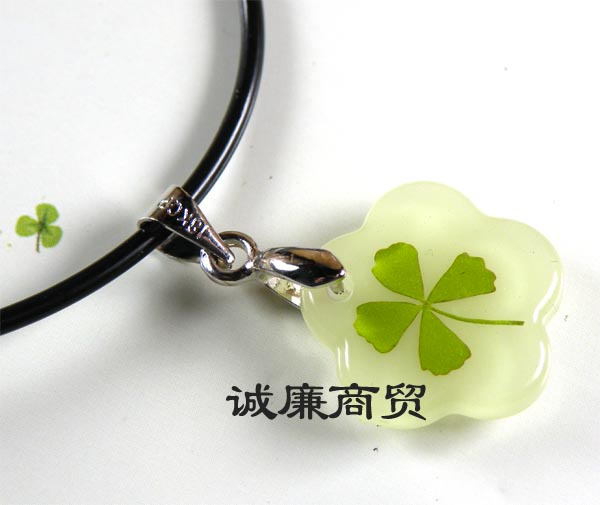 漂亮夜光吊坠项链幸运草