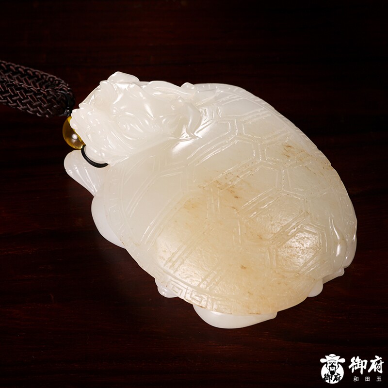 新疆和田玉黄皮白玉籽玉 把件 龙龟呈祥 115克
