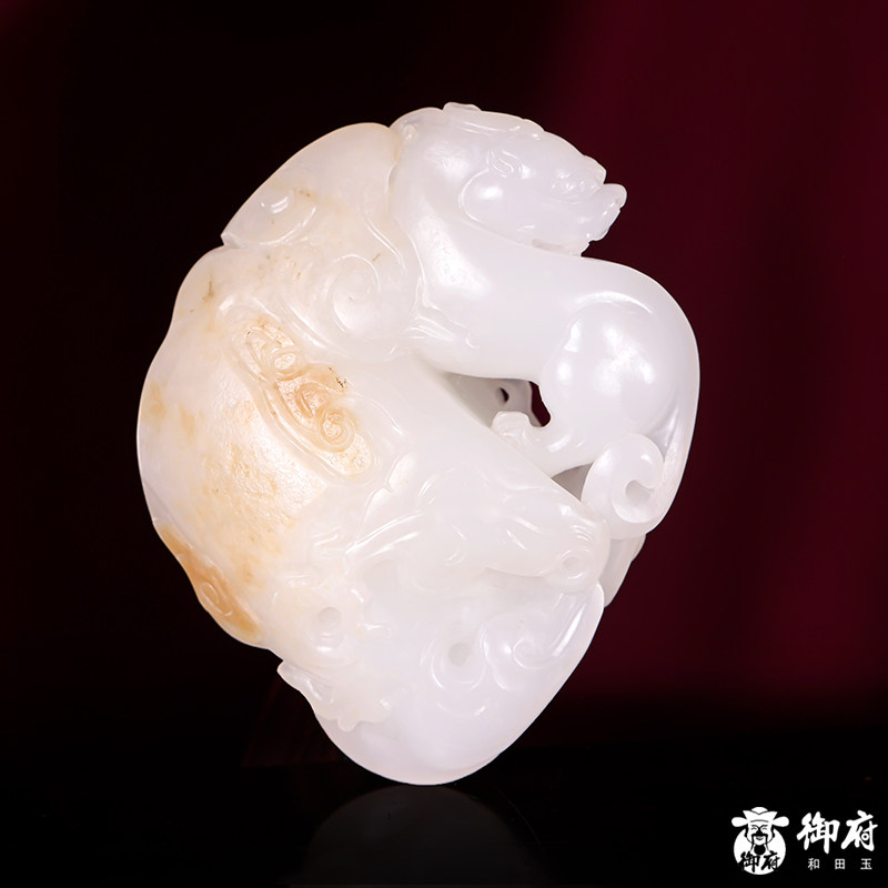 天然新疆和田玉黄皮白玉籽玉把件挂坠吊坠仿古貔貅 65克