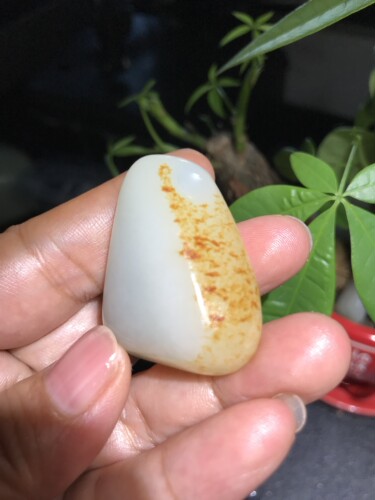新疆和田玉籽料原石挂件重22.2克尺寸40×30×15毫米。