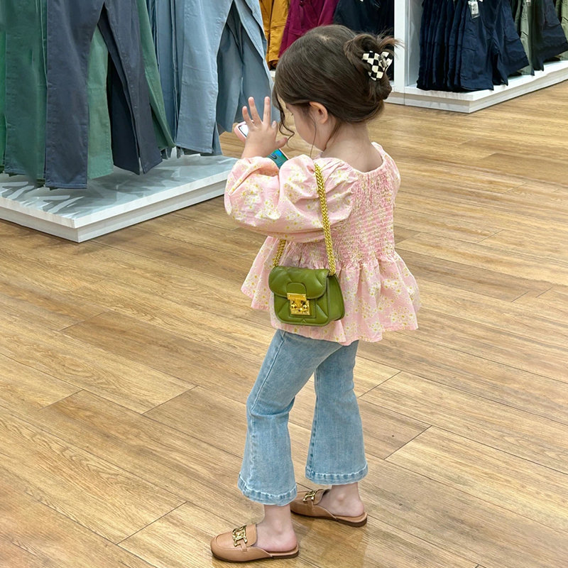 春秋新款韩版女童时髦洋气套装儿童泡泡袖碎花衬衫牛仔喇叭裤子潮