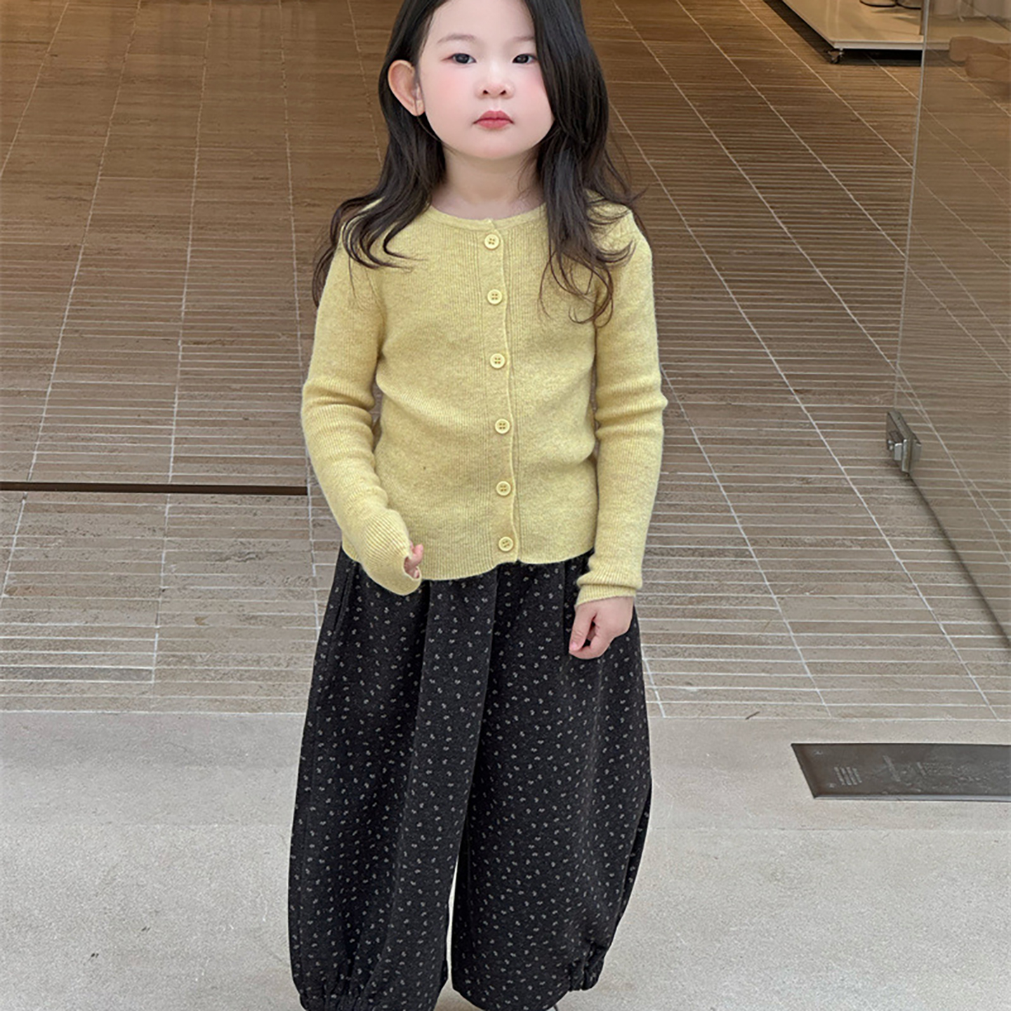 女童黄色毛衣+碎花呢子裤套装潮