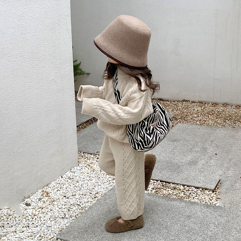 女童杏色绞花针织毛衣套装