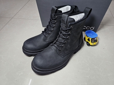 现货ECCO爱步防水系带男靴 柔软磨砂牛皮休闲马丁靴 革新214714