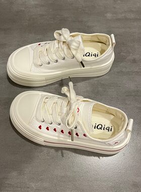 小红心设计白色帆布鞋女