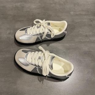 七七主人家今年流行好看的鞋子女2024新款爆款银色德训鞋百搭板鞋