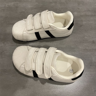 七七主人家 魔术贴小白鞋女百搭反绒皮面鞋子女平底休闲板鞋女ins