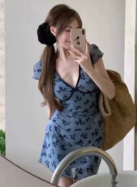 复古蓝色碎花V领连衣裙女装夏季新款气质收腰显瘦A字裙修身短裙子