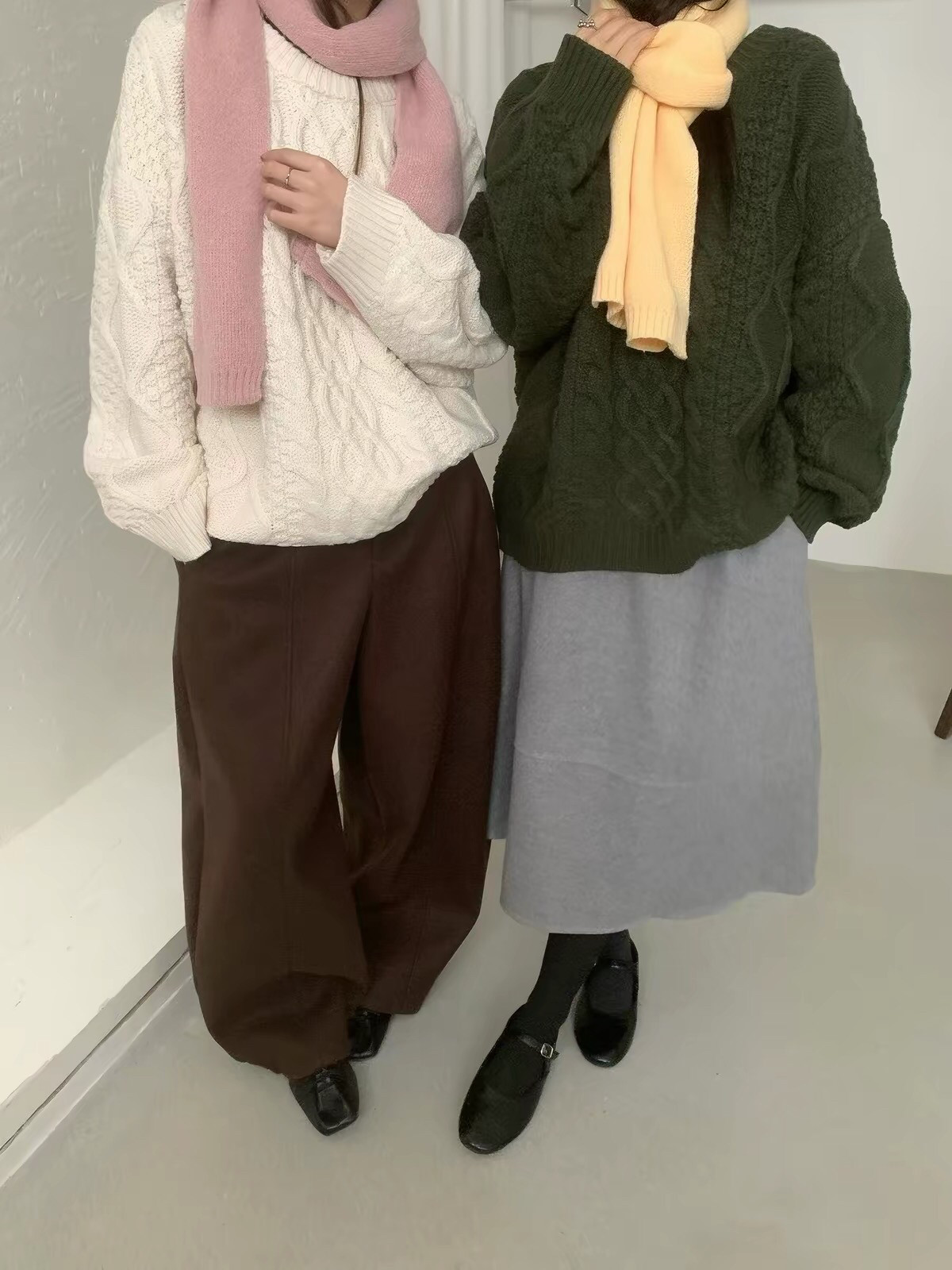韩系圆领贴布粗棒针麻花毛衣女