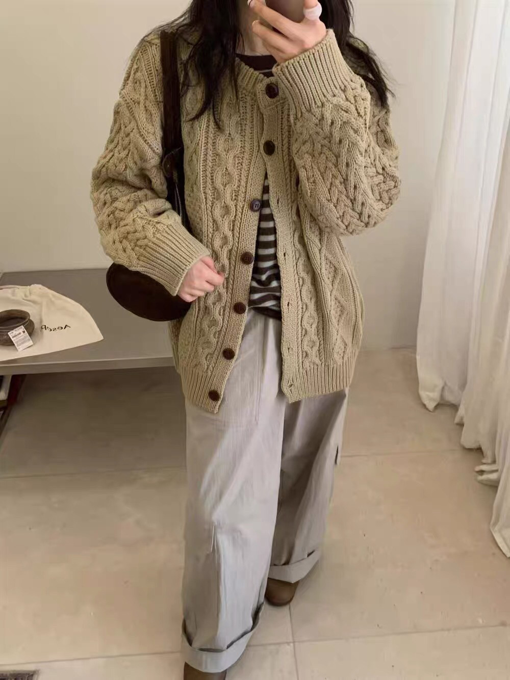 韩系粗棒针麻花圆领毛衣外套女