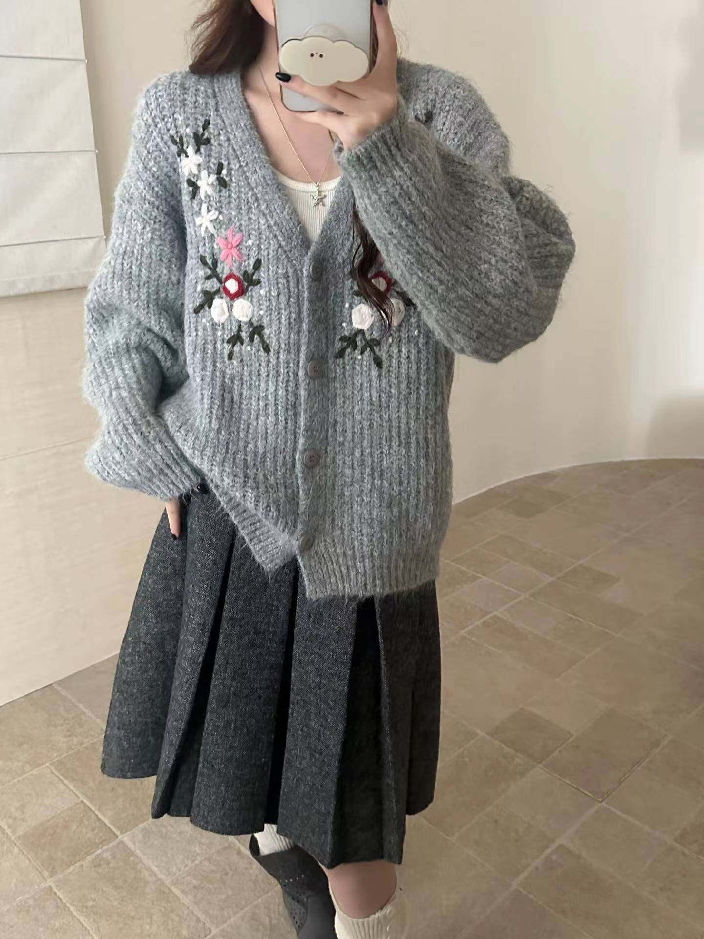 韩系重工花朵刺绣v领毛衣外套女