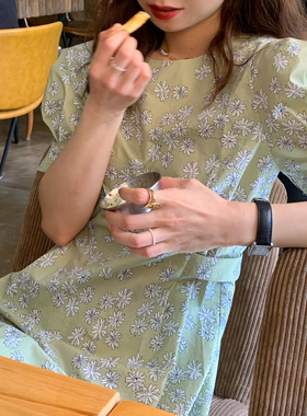 大吹女  夏款抹茶小雏菊经典法式碎花茶歇裙复古奶绿小个子连衣裙
