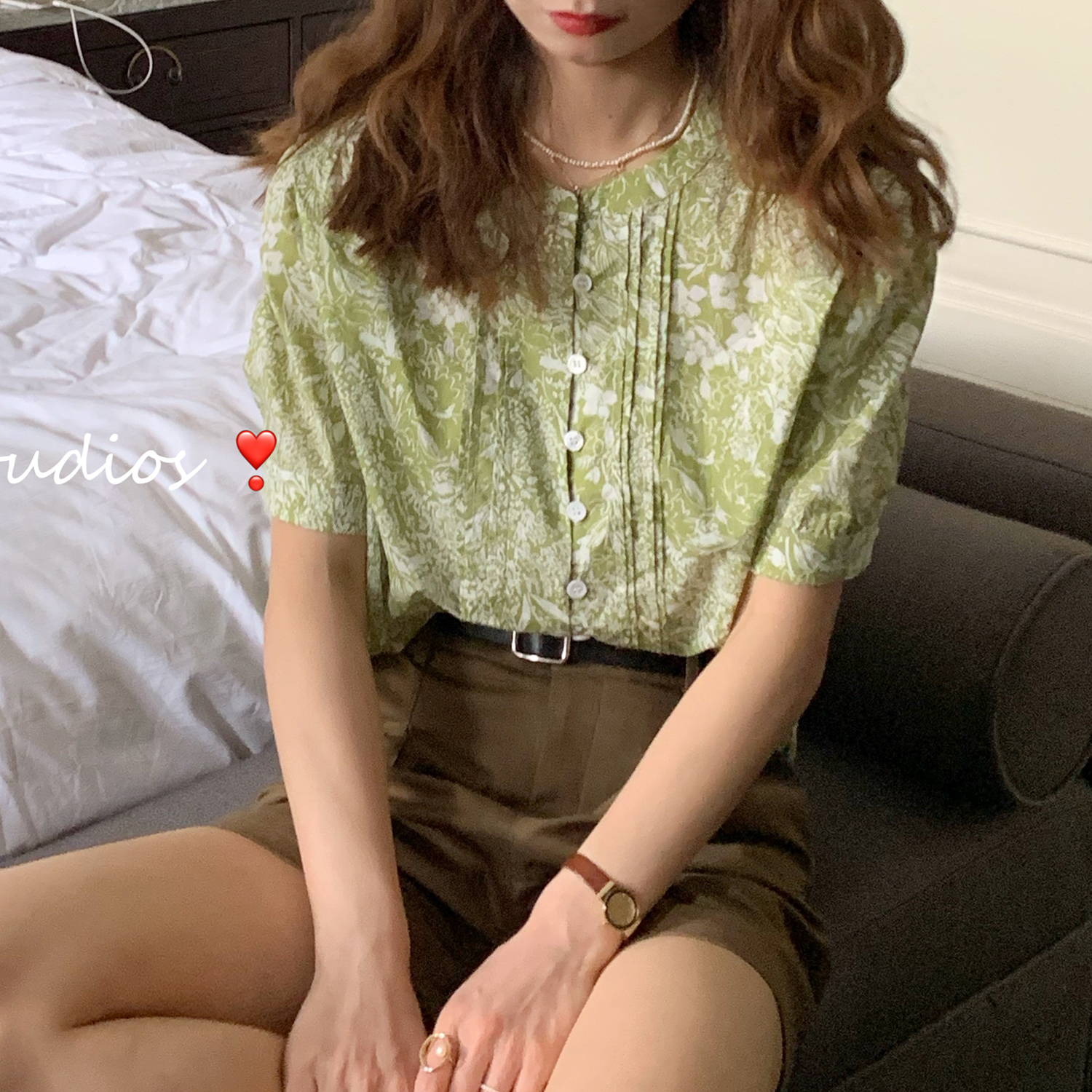 大吹女/夏 奶呼呼的茉莉抹茶法式碎花立领打褶复古奶绿短袖衬衫