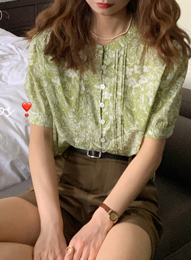 大吹女/夏 奶呼呼的茉莉抹茶法式碎花立领打褶复古奶绿短袖衬衫