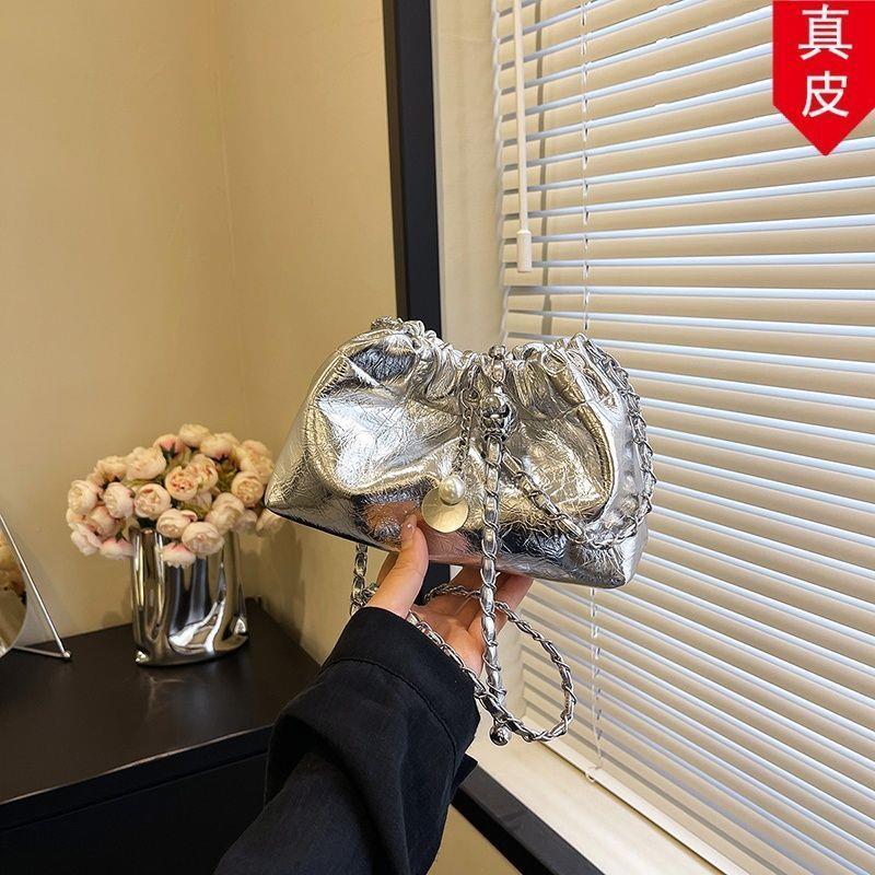 包女设计网链条皮中式2026女真新包褶皱红小众斜挎包爆款小包云朵