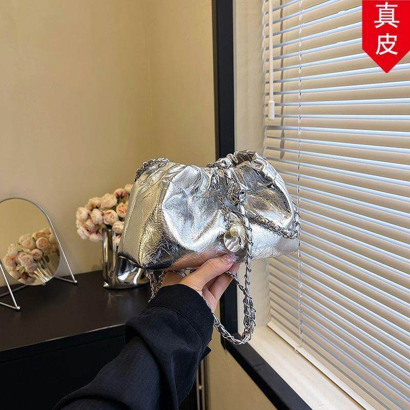 洋气包包包女斜挎包水桶包时尚外出真皮包新款感链条高级单肩