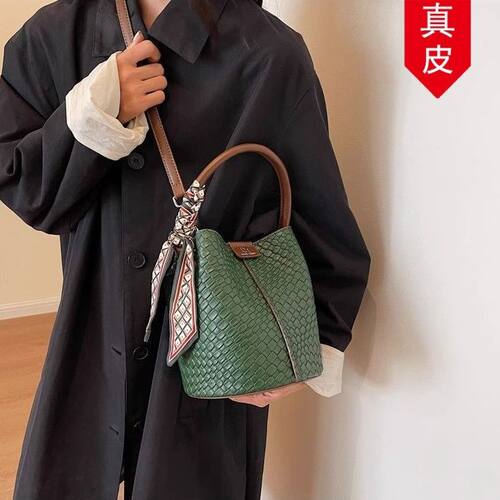 洋气复古手提真皮包女2026百搭时尚质感撞色水桶包春夏小众斜挎包