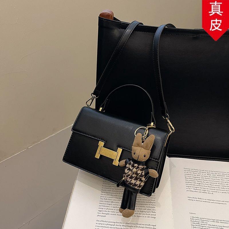 时尚挎皮风感红肩小方包真皮高级慵懒肩带爆款2026女单小众斜女网