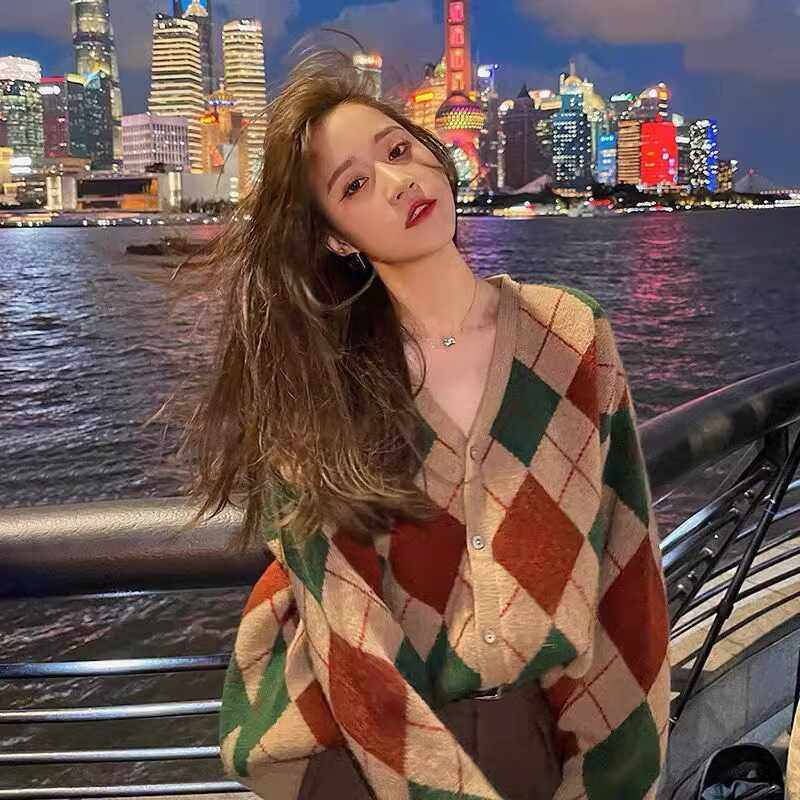 2024秋冬新款菱形格子针织开衫外套女日系毛衣复古V领百搭上衣潮