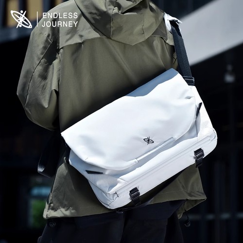 光影阿波罗x1斜挎包男磁吸扣单肩背包通勤机能防水邮差平板电脑包