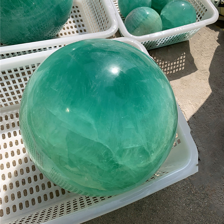 天然水晶绿萤石球摆件彩虹绿水晶大号原石打磨办公室桌面玄关装饰