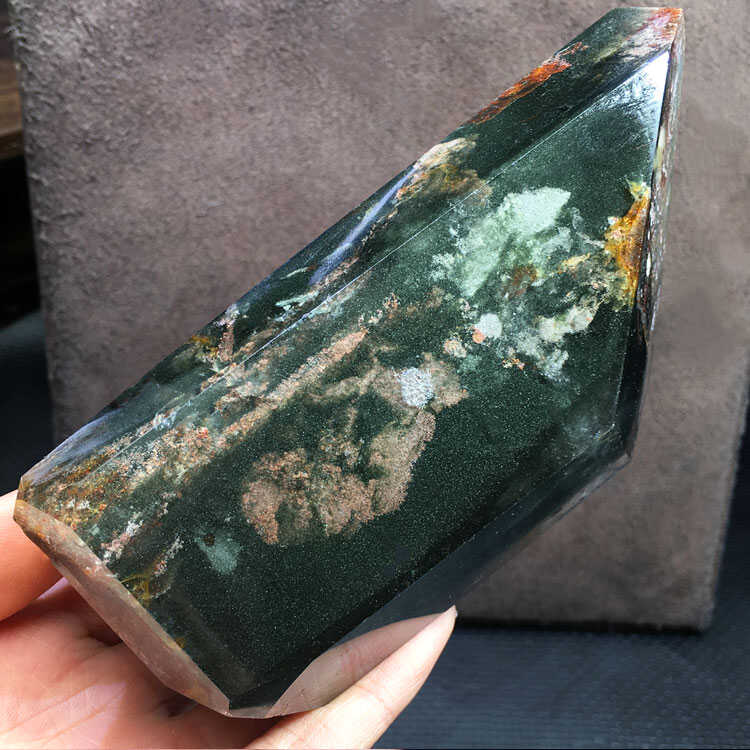 天然绿幽灵随形原石打磨多面体