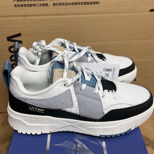 特步时尚国潮高帮学生板鞋秋冬款运动百搭休闲运动鞋880318316125