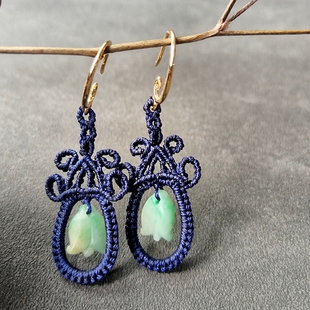 手编蜡线黄加绿翡翠兰花、天然珍珠精巧编织耳环:十分清瘦更无诗