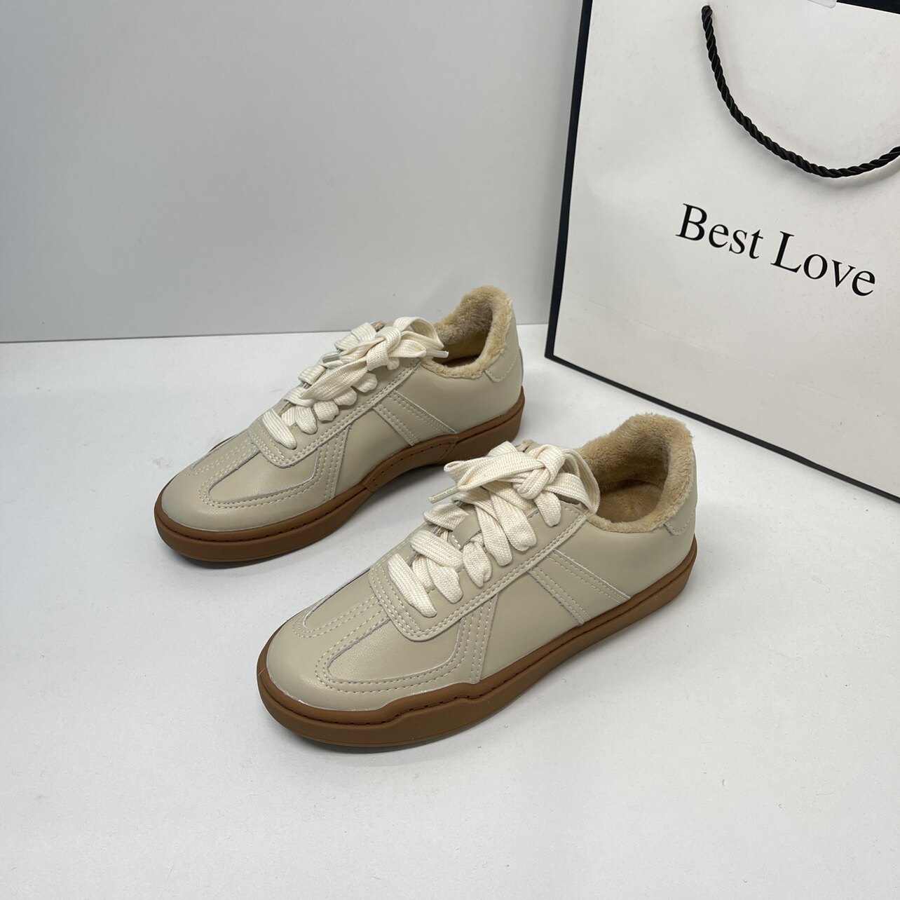 系带休闲板鞋加绒拼接磨砂小白鞋