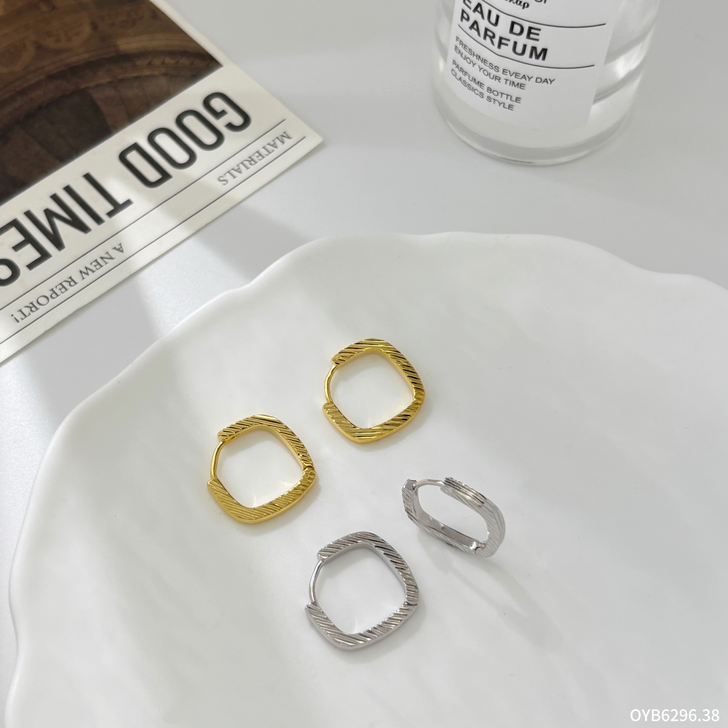 丽贝丽影爆款时尚简约百搭高级感扭纹肌理几何形耳扣耳环女耳饰