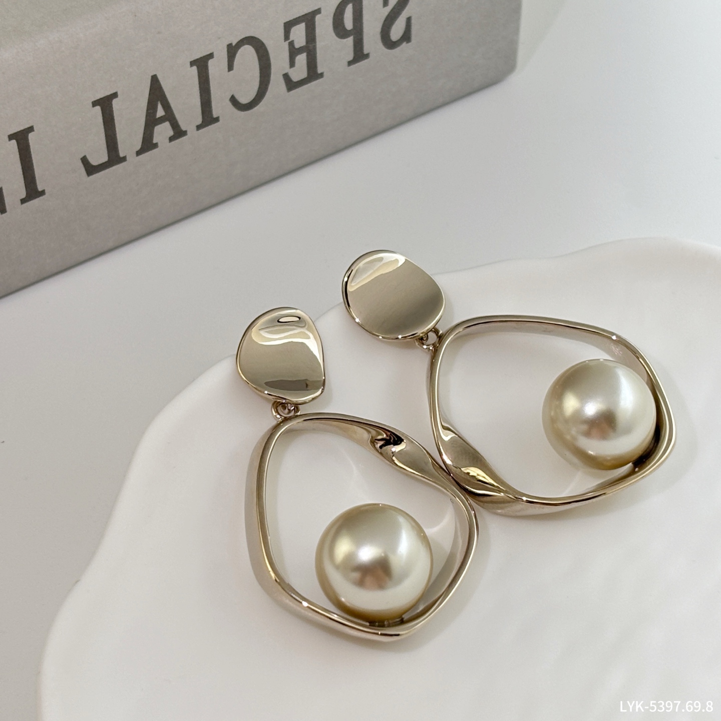 丽贝丽影秋冬爆款s925银针金属几何形珍珠耳环女简约夸张时尚气质