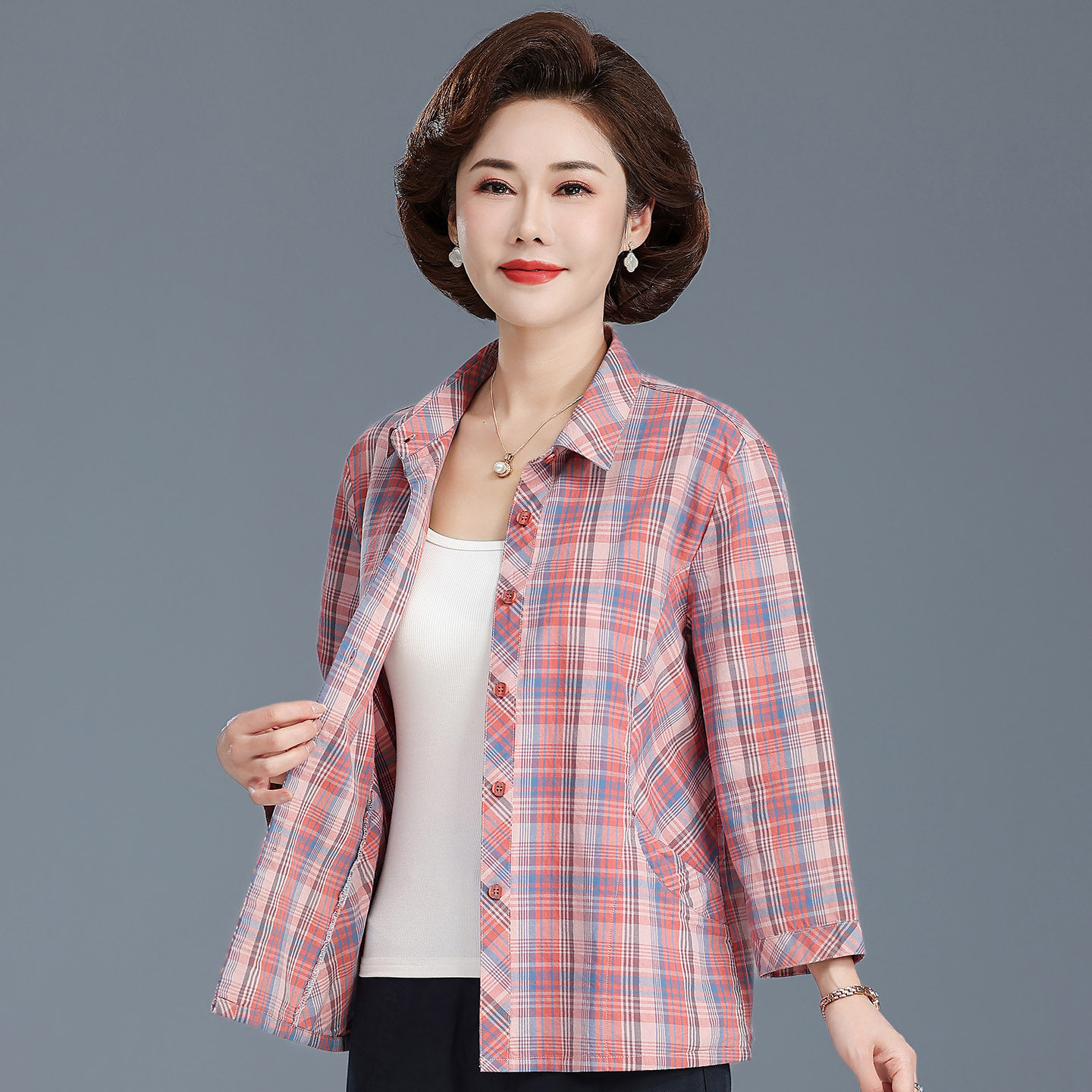 中老年人女纯棉春夏季格子衬衫妈妈装全棉翻领七分袖宽松贴身衣服