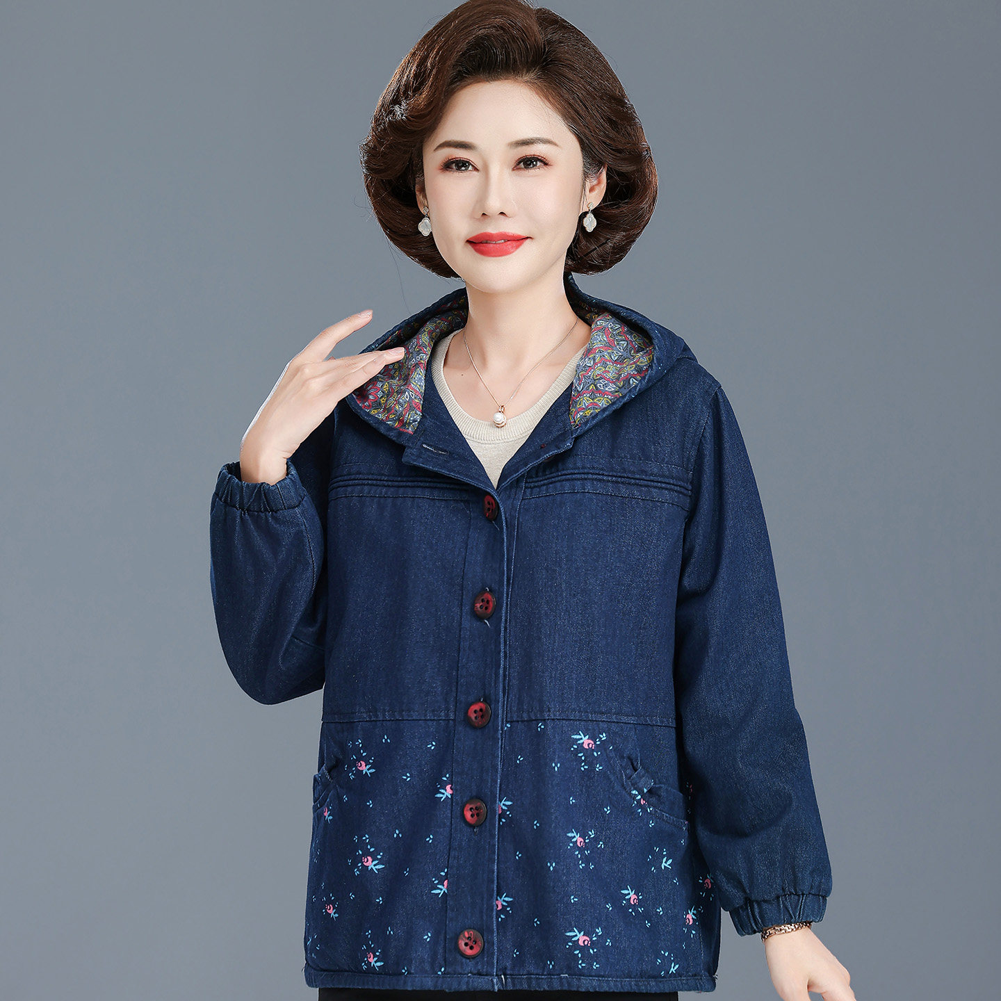 中老年春秋牛仔纯棉外套带帽大码宽松风衣妈妈夹克上衣女奶奶衣服