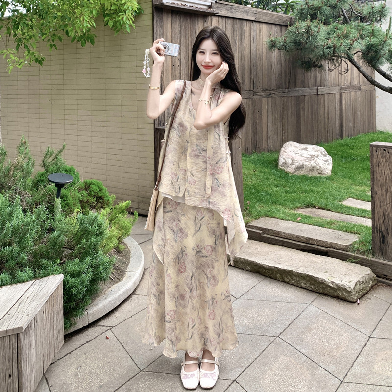 卡其色碎花设计感背心半身裙套装女款2026夏季新款气质显瘦两件套