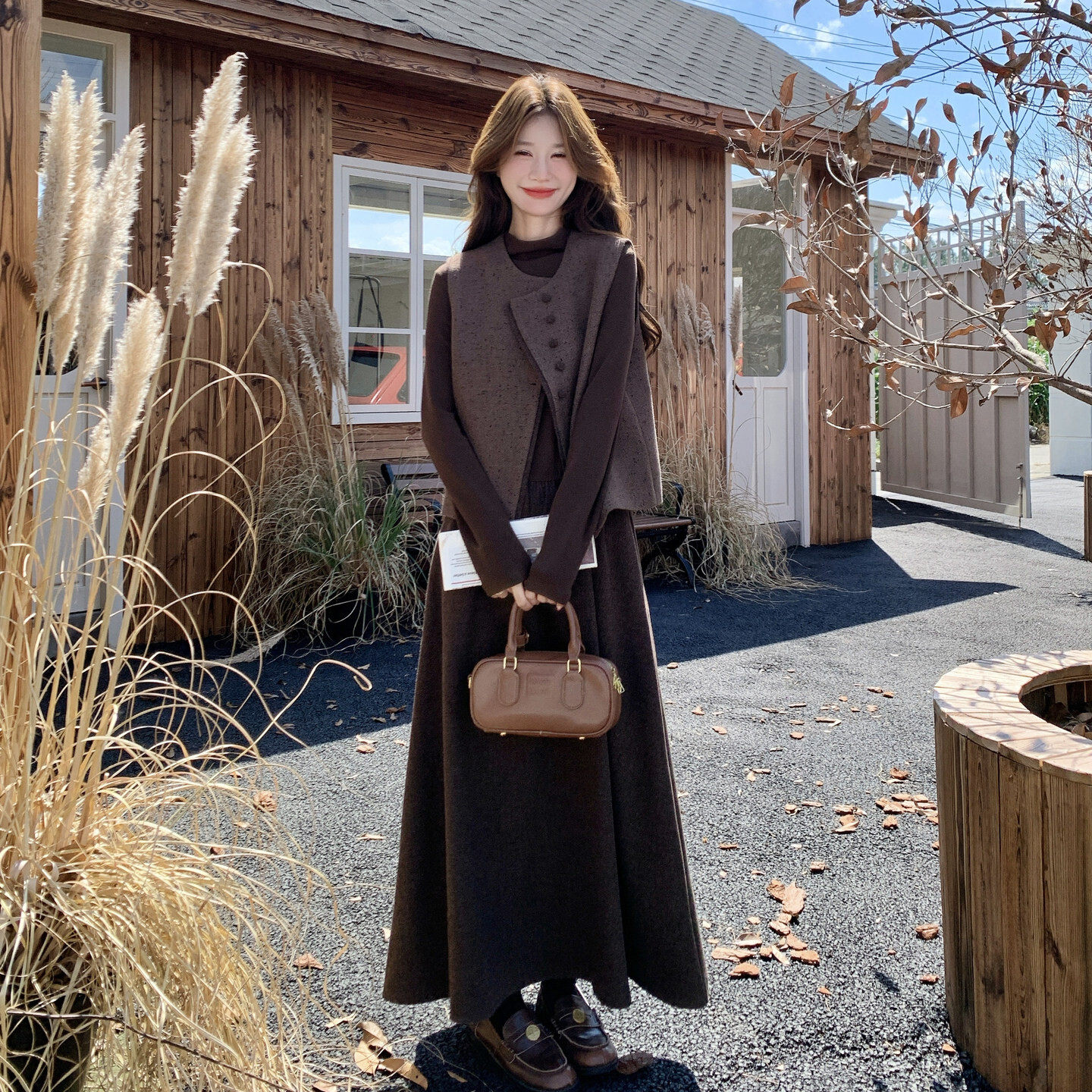温柔美拉德咖色马甲套装女复古显瘦叠穿两件套垂感大摆长裙秋冬