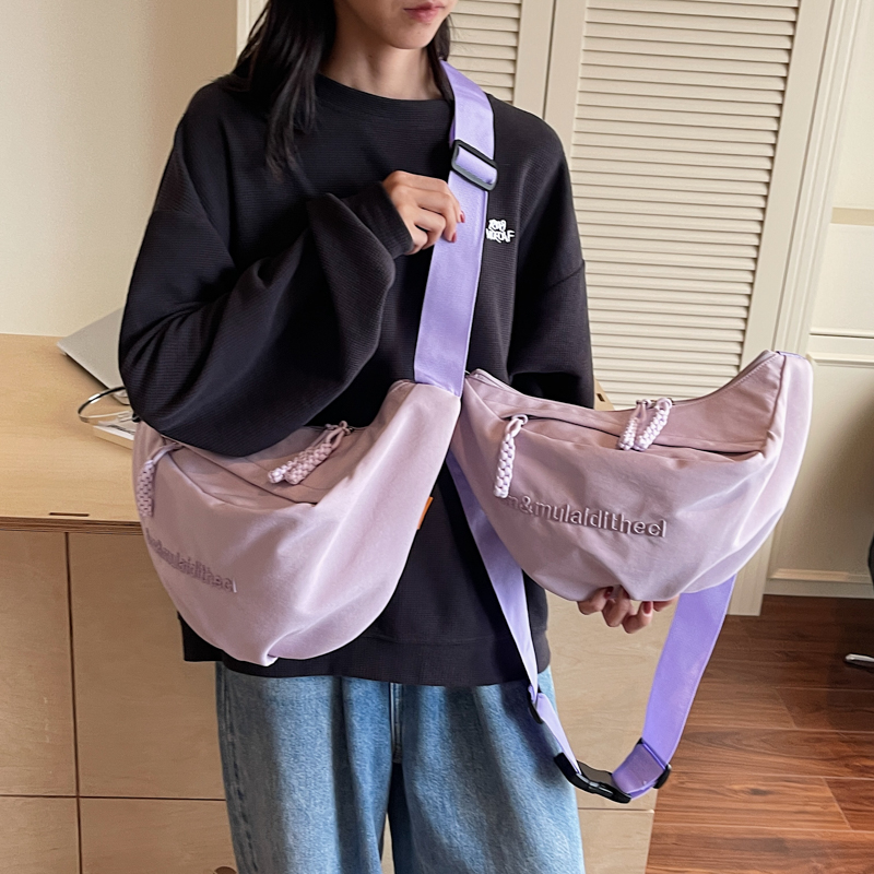 日系轻便休闲大容量饺子包女2025潮百搭通勤斜挎包运动骑行