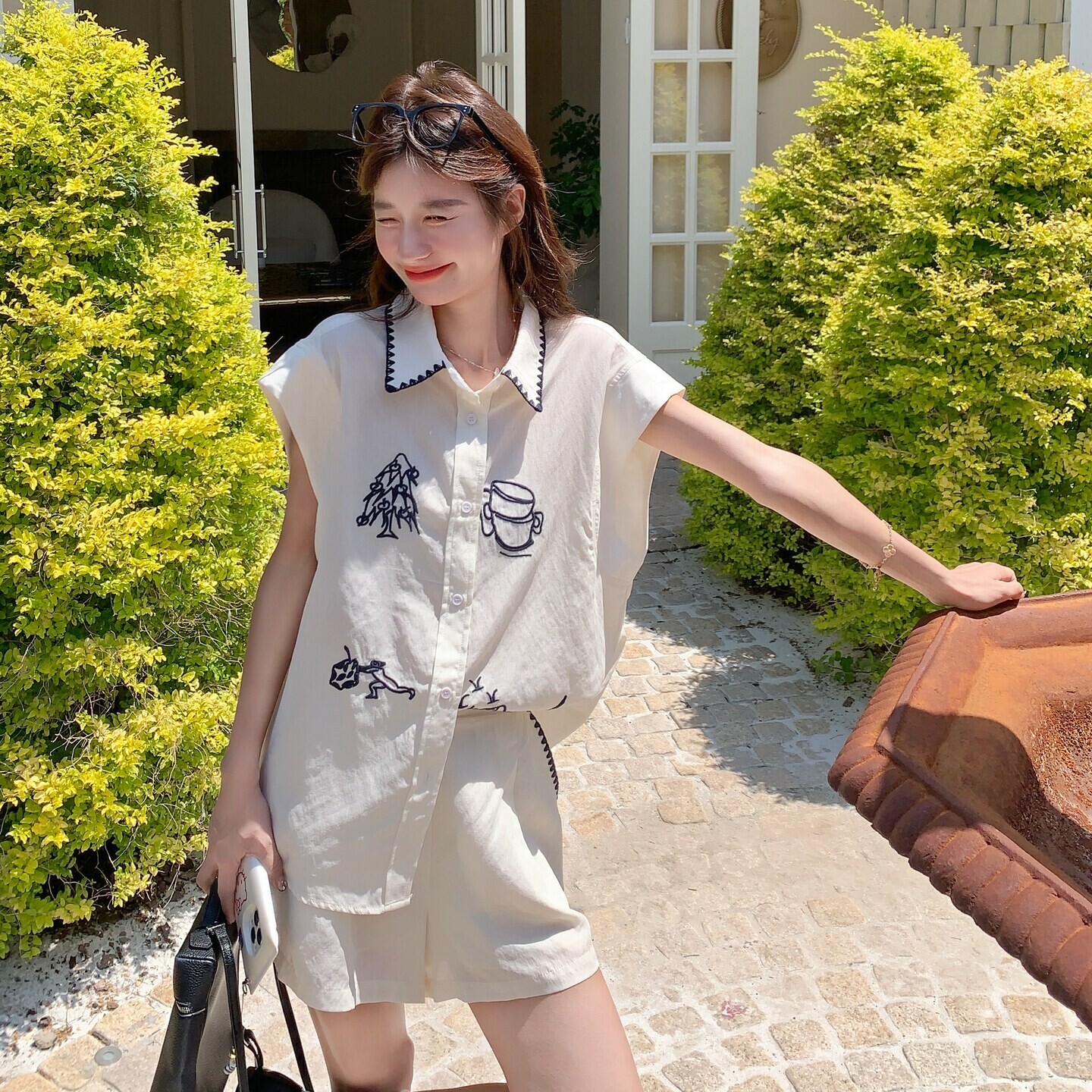 白色优质刺绣无袖衬衫短裤套装新款女夏穿搭老钱风气质休闲两件套