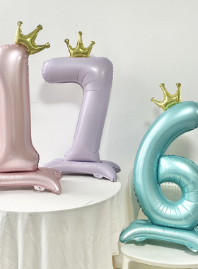 站立蓝色紫色粉色数字气球生日布置气球数字生日拍照道具