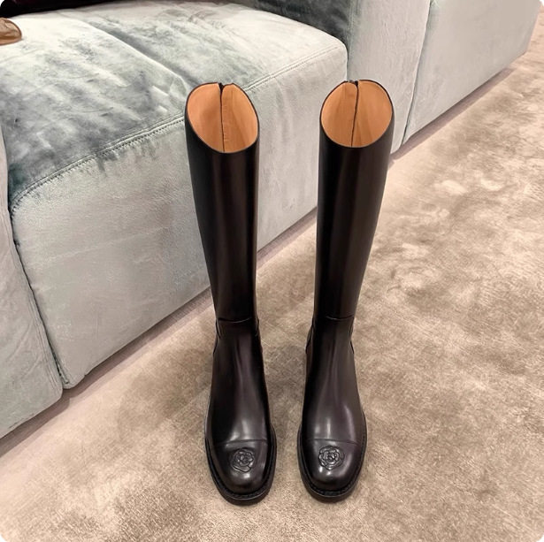 葡萄ma同款 版型绝了~冬季刺绣山茶花真皮后拉链高筒长靴女骑士靴