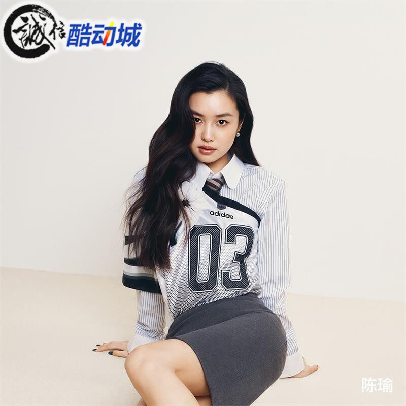 阿迪达斯三叶草女装2025新款运动宽松短袖V领短款垫肩球衣 JX9216