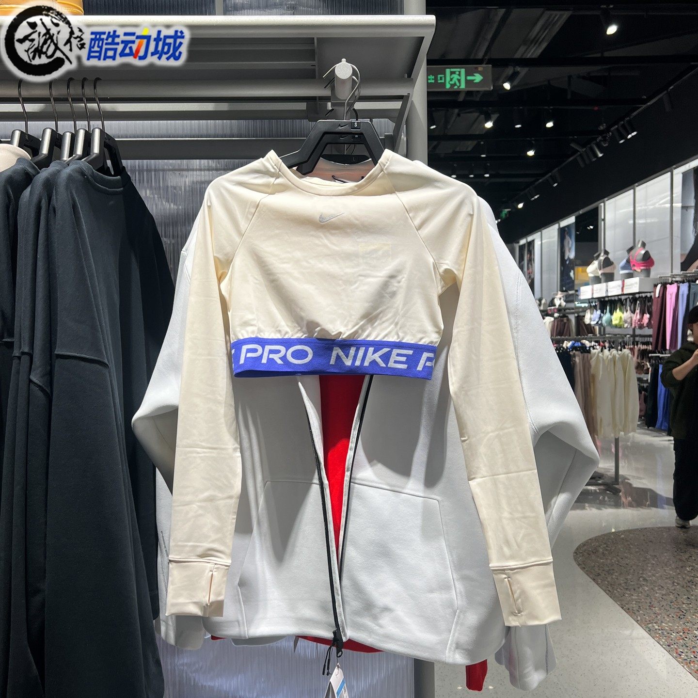 Nike耐克女装2026春新款速干舒适紧身短款长袖训练上衣IQ3948-110