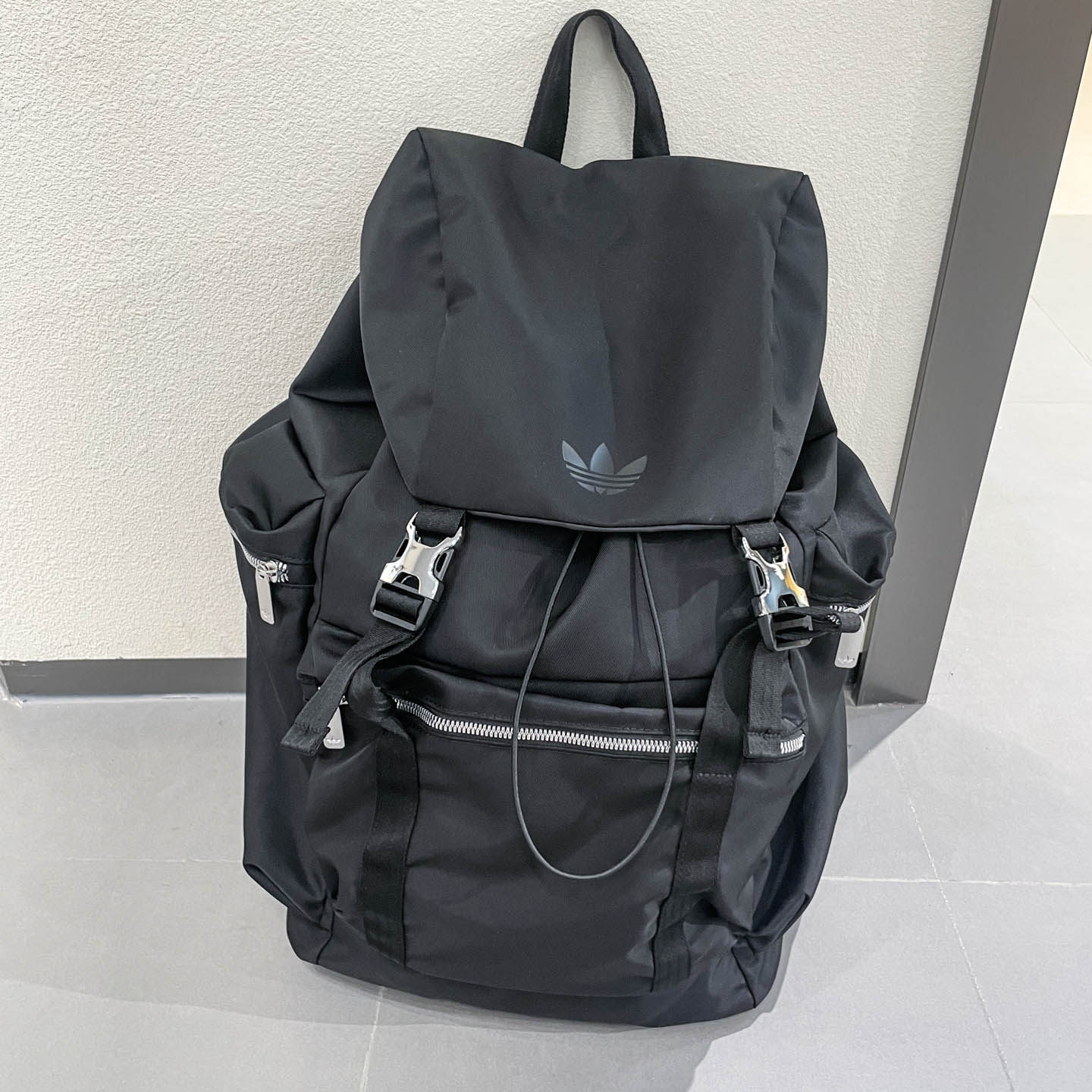 阿迪达斯三叶草中性户外可调节背带翻盖运动双肩包 KC2748 KC2758