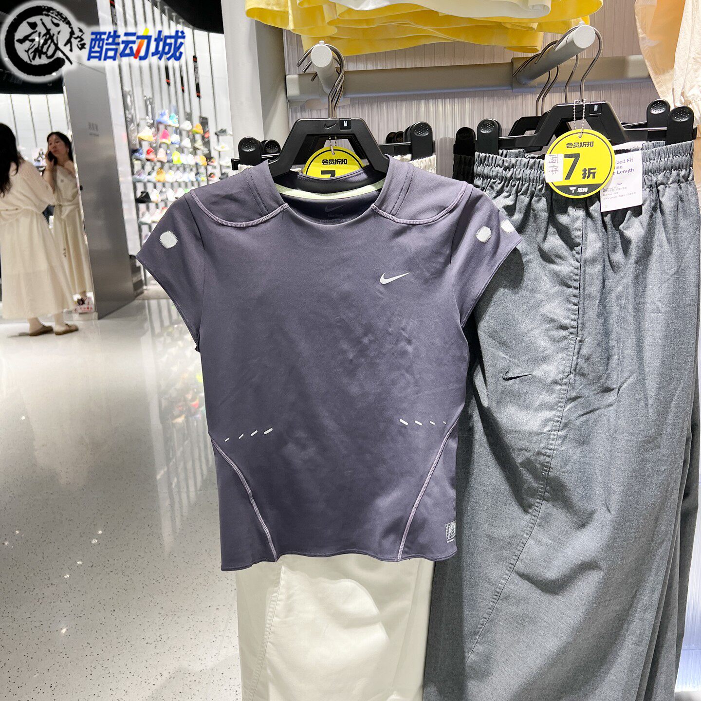 Nike耐克女装2026夏新款Dri-FIT反光设计速干跑步上衣 IR7590-573