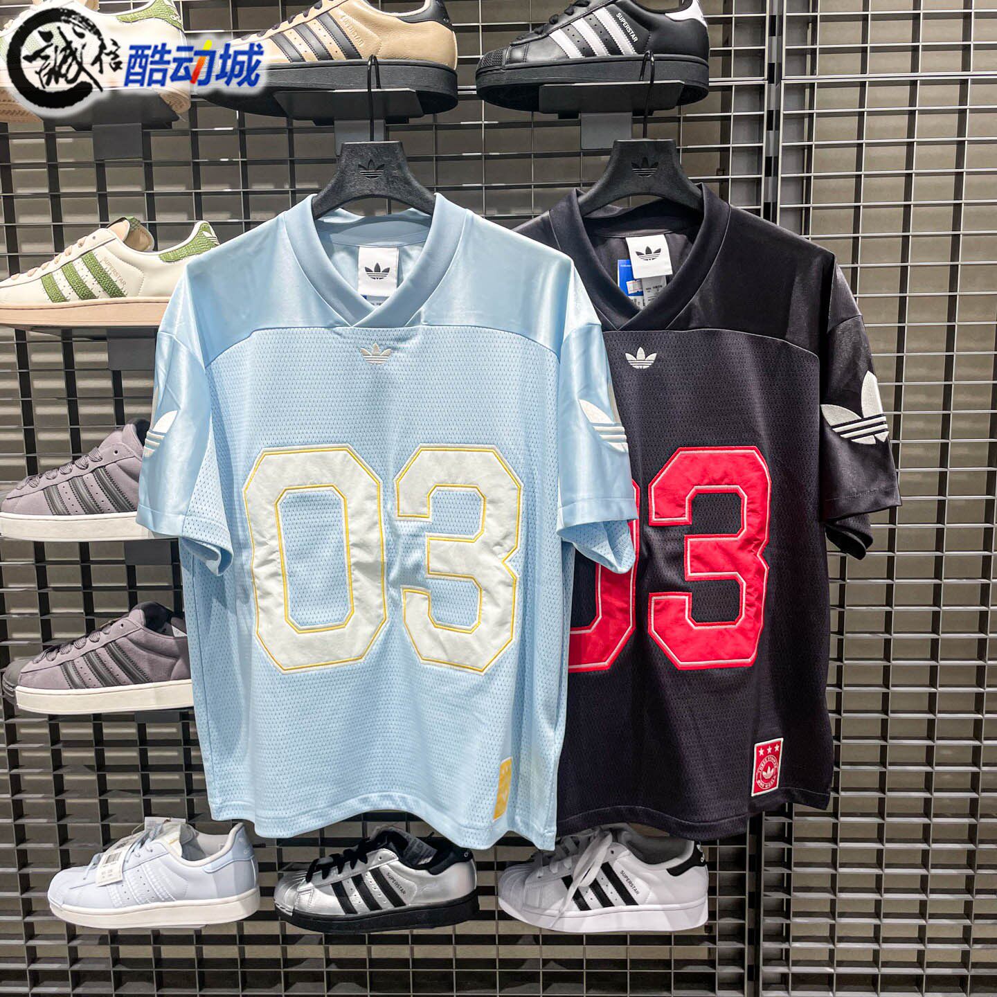 阿迪达斯三叶草男子2026夏新款复古运动短袖V领球衣 KU3878KU9215