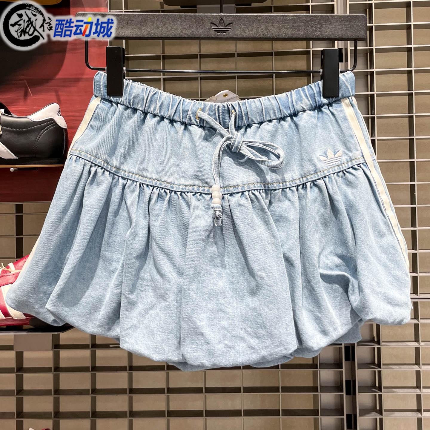 阿迪达斯三叶草女子2026夏季新中式收腰A字花苞裙牛仔短裙 KY5751