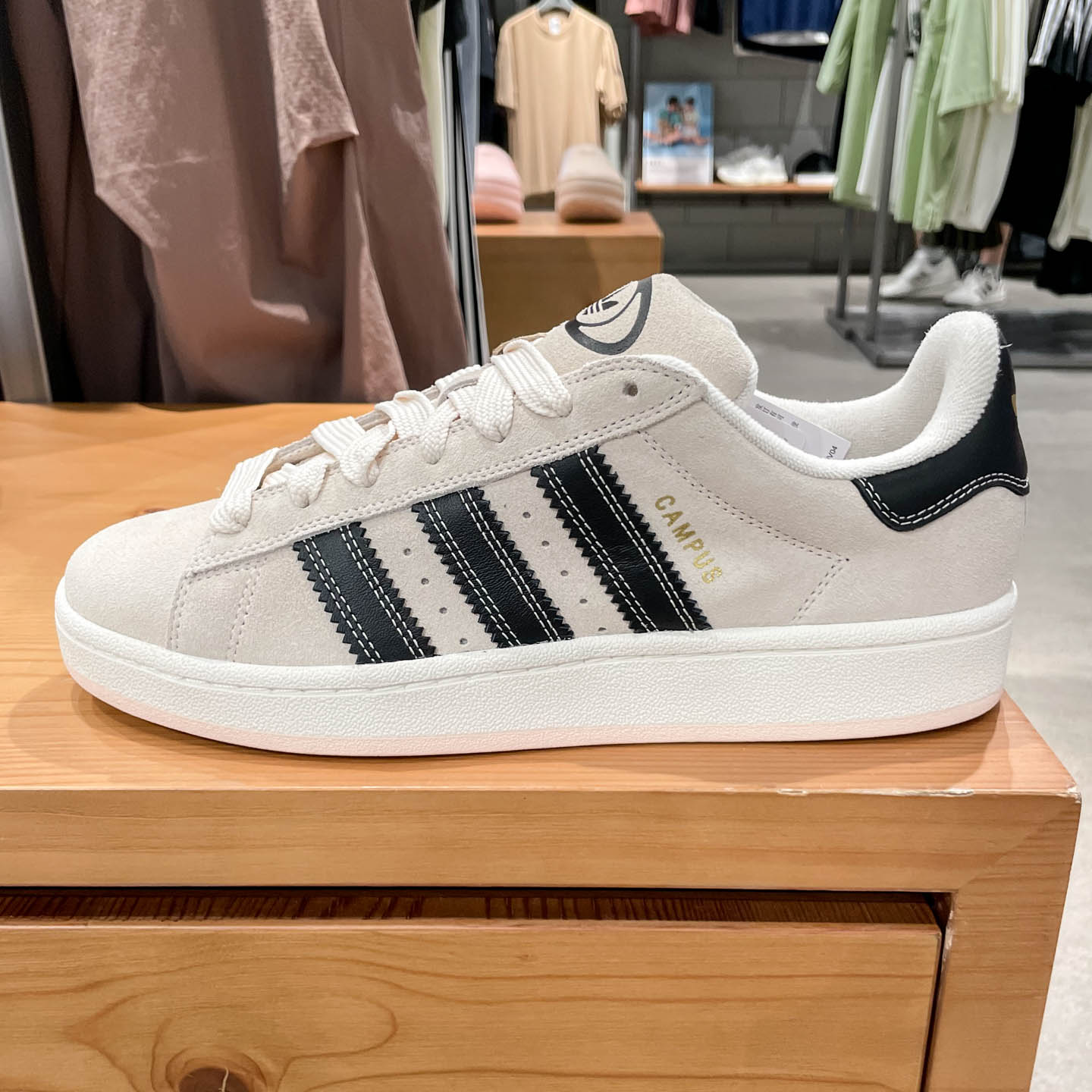 阿迪达斯三叶草女子运动板鞋